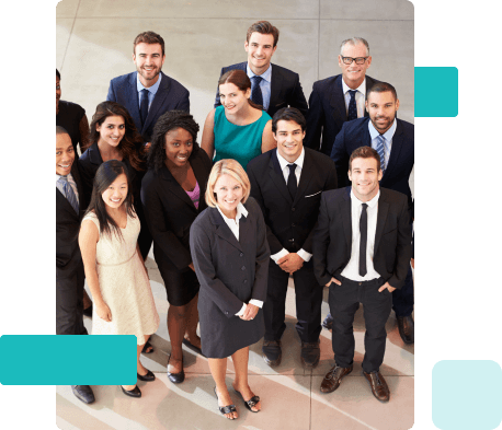 diversos homens e mulheres com roupa social em pé em uma sala