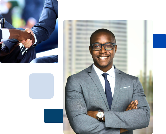 Executivo sorridente de terno cinza com braços cruzados em escritório corporativo